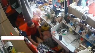 Hack cam vợ chồng chủ shop quần áo địt nhau ngay tại quầy