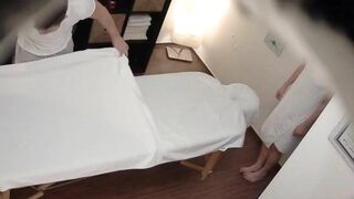 gái xinh đi Massage yoni bị nhân viên nam đè ra chịch luôn - phần 5