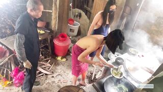2 e teen dâm đãng khỏa thân giúp cụ ông neo đơn sống 1 mình trg làng nấu ăn mỗi ngày