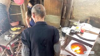 2 e teen dâm đãng khỏa thân giúp cụ ông neo đơn sống 1 mình trg làng nấu ăn mỗi ngày