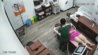 Hack cam tiệm Spa xem lén cảnh em teen đi triệt lông lồn trg quán p1