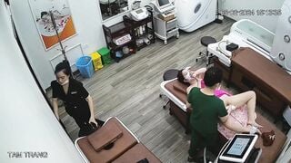 Hack cam tiệm Spa xem lén cảnh em teen đi triệt lông lồn trg quán p1