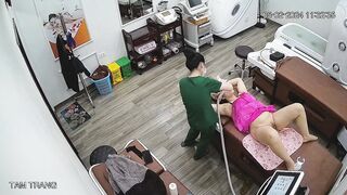 Hack cam tiệm Spa xem lén cảnh em teen đi triệt lông lồn trg quán p2