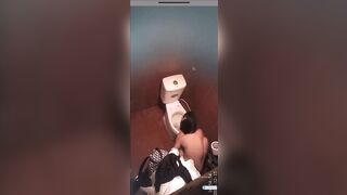 Quay lén 2 em sinh cực xinh hàng múp vào nvs rửa lồn thay đồ p2
