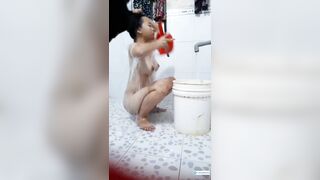 Quay lén e họ có con bím rậm lông đi tắm đúng là gái mới lớn nhìn mặt bt mấy tủi liền