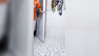 Lắp cam quay lén bé e họ vú múp vừa đi làm về liền vào rửa mặt xối nc xíu r thay đồ