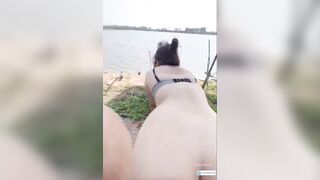 Dắt ghệ dâm đi câu cá mà cá mãi k cắn câu nên lột đồ vợ dâm ra đụ public cho sướng