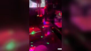 Nhảy khiêu dâm thoát y cùng em nhân viên mình dây trg quán karaoke ở Sài Gòn