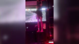 Nhảy khiêu dâm thoát y cùng em nhân viên mình dây trg quán karaoke ở Sài Gòn