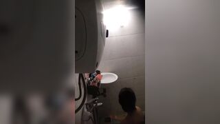 Mục đích quay lén chị dâu nhưng không ngờ quay được em gái chị dâu tắm