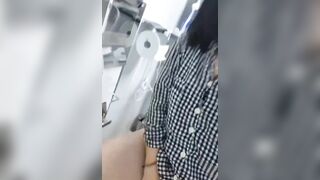 Xem cái lồn gái 17 tuổi ngồi khép đái nó dễ thương ưa nhìn như thế nào.