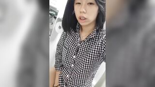 Xem cái lồn gái 17 tuổi ngồi khép đái nó dễ thương ưa nhìn như thế nào.