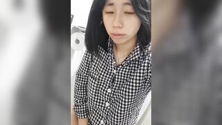 Xem cái lồn gái 17 tuổi ngồi khép đái nó dễ thương ưa nhìn như thế nào.