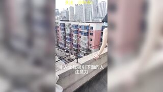 Dâm nữ khỏa thân lên sân thương show hàng public móc lồn bắn nước như mưa