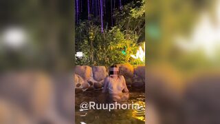Dâm nữ vú múp to tròn show cặp vú múp public trong bể suối ngoài trời