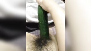 Trái dưa leo dài vậy mà nhét gần hết cũng tài không bt cái lồn này rộng bao nhiêu
