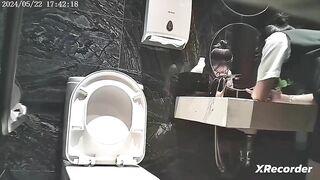 đặt cam quay lén bé đồng nghiệp mình dây đi đái - phần 6
