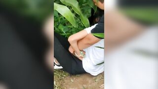 Mấy đứa học sinh rủ nhau ra đồng móc cua