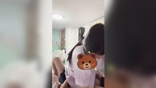 Em học sinh 16 tuổi ngoáy cu bạn trai thật điêu luyện cực kì chuyên nghiệp tại nhà.