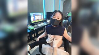 Gái dâm live sex trong quán nét trước mặt người lạ vú to lồn ngon phần 2