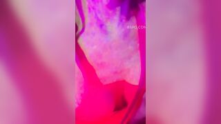 Mấy em sinh viên đi bar khoe vú