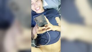 Lồn thì bị thằng khác đụ nhưng vẫn gọi video yêu thương với chồng.