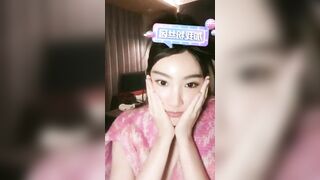 dẫn chương trình của đài CCTV, Ma Hui khoe vú