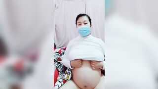 Gái bầu vú không tím bố cho con trên live