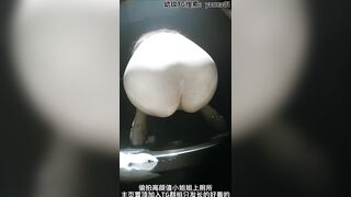 Quán bar cô nàng khí chất cao cấp, khoảnh khắc ngồi xổm xuống ai mà biết