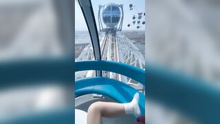 Một cặp đôi sinh viên đại học đang ân ái trên vòng quay khổng lồ