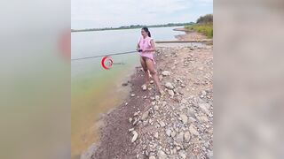 Cần thủ câu cá ở hồ lồn múp đít bự xăm trổ