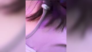 Gái xinh thủ dâm trong quán nước lồn chảy nước dâm đãng
