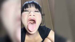 Em rau dâm thủ dâm trong nhà vệ sinh dâm đãng kích thích phần 1