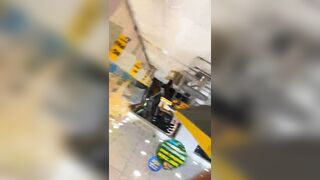 quay lén dưới váy nhân viên Thế Giới Di động mặc váy ngắn chân dài