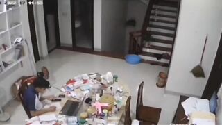 Thằng anh đang học bài mà con bé em họ 16 tuổi tụt quần chạy tới chạy lui.