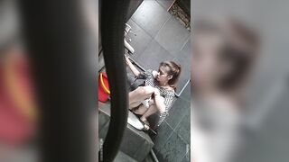 quay lén nhà vệ sinh nữ trong trung tâm thương mại đi đái hồi hộp quá - phần 26