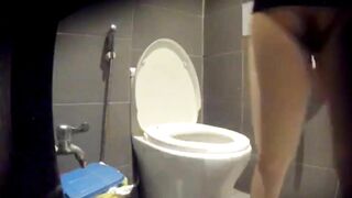 quay lén nhà vệ sinh nữ trong trung tâm thương mại đi đái hồi hộp quá - phần 27