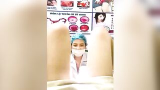 Em gái đi làm hồng cái lồn sướng quá bắn nước tung toé vào người bác sĩ