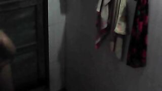 Chị hàng xóm tắm 2
