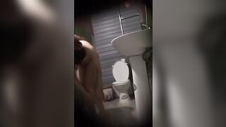 Em hàng xóm tắm da trắng
