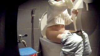 quay lén nhà vệ sinh nữ trong trung tâm thương mại đi đái hồi hộp quá - phần 31