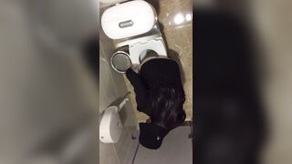 quay lén nhà vệ sinh nữ trong trung tâm thương mại đi đái hồi hộp quá - phần 34