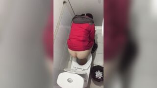 quay lén nhà vệ sinh nữ trong trung tâm thương mại đi đái hồi hộp quá - phần 39