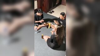 Lũ ban chơi bài cởi đồ địt nhau dâm đãng kích thích phần 1