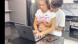 Dậy con bạn chơi game, Lén nghịch bóp vú loli mình dây