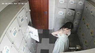 hack cam phòng thay đồ bể bơi bé nào cũng trắng trẻo dáng đẹp - phần 1