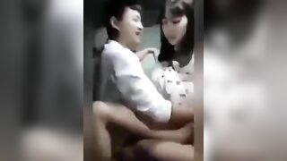 Gạ chịch được em học sinh rồi chịch em nó trên xe luôn