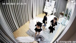 cô dâu của ai mà xinh quá quay lén cô dâu thử váy cưới