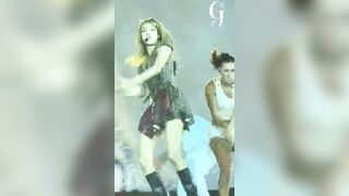 Lisa lườm bói trên sân khấu #4