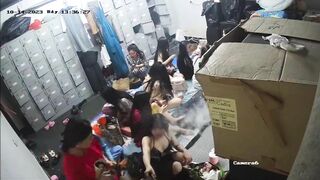 mấy bé KTV mặc mát mẻ như vậy bảo sao các anh thích đi hát - phần 2